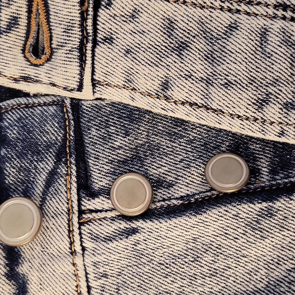 Good American Light Blue Distressed Denim Bombshell Shorts. - Picture 10 of 10